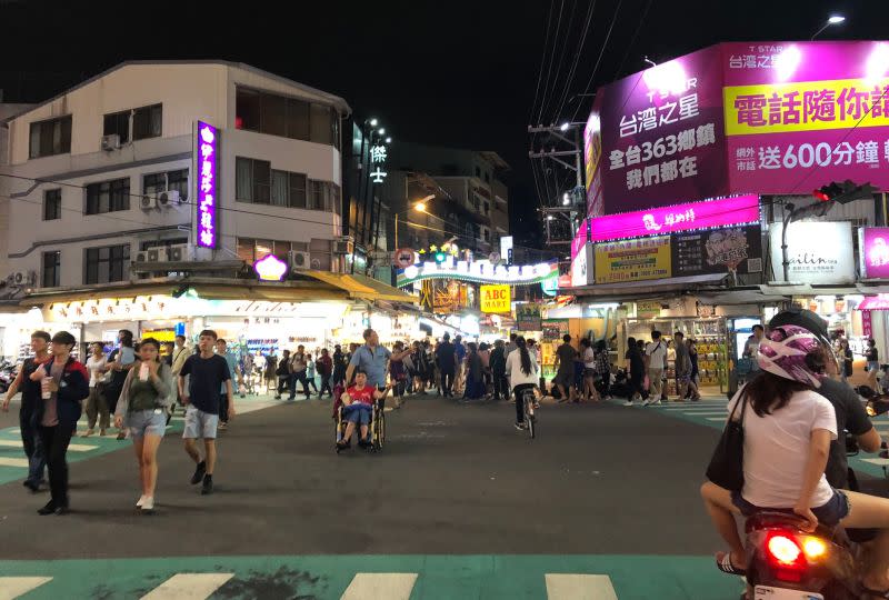 ▲疫情解封之後，逢甲夜市人潮又回來了。（圖／NOWnews資料照片）