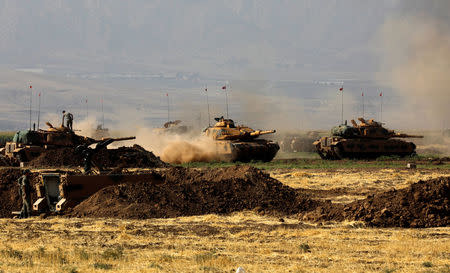 A Turkish tank maneuvers during a military exercise near the Turkish-Iraqi border in Silopi, Turkey, September 22, 2017. REUTERS/Umit Bektas