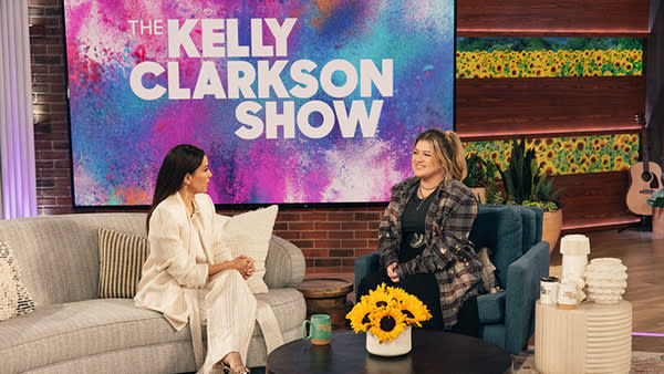  Kelly Clarkson talks to actress Eva Longoria on the set of her eponymous talk show. 