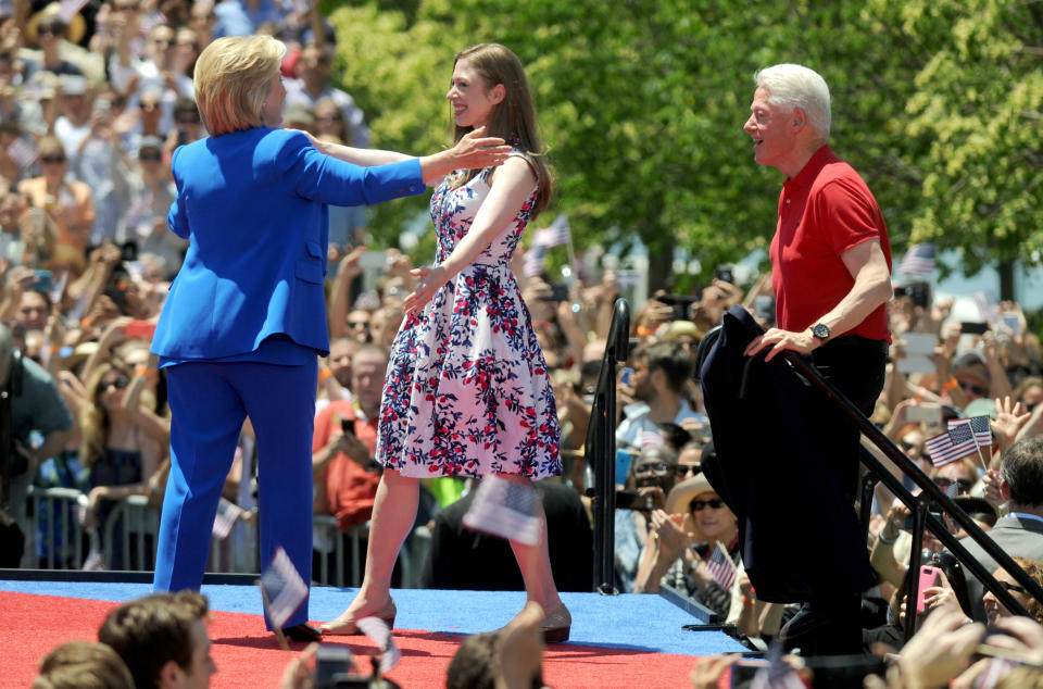 Clinton dice lo que esos votantes quieren escuchar: que apoya la reforma migratoria con vía a la ciudadanía porque menos que eso sería un estatus de segunda clase. Y que apoya las acciones ejecutivas migratorias giradas por Obama.