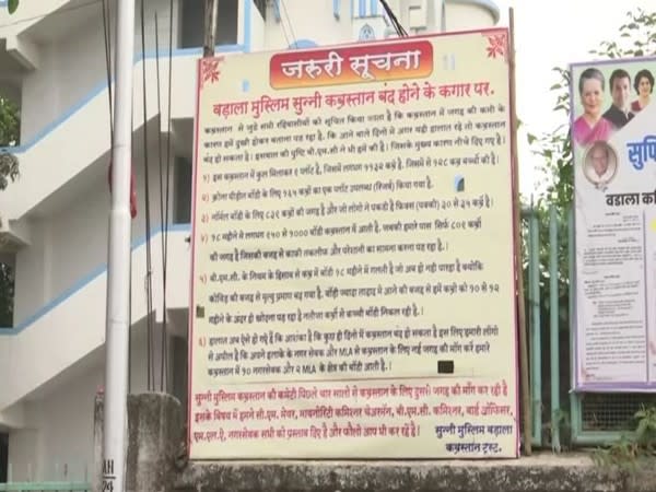 A board put up outside the Mumbai graveyard warning about its closure due to land shortage. [Photo/ANI]