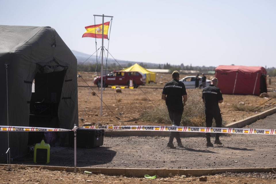 Un campamento habilitado por la Unidad Militar de Emergencias (UME) española para asistir en las labores de rescate del terremoto, en la localidad de Amizmiz, cerca de Marrakech, Marruecos, el lunes 11 de septiembre de 2023. Los equipos de rescate ampliaron sus esfuerzos el lunes mientras la cifra de muertos seguía subiendo a más de 2.400 personas y los desplazados buscaban cobijo. (AP Foto/Mosa'ab Elshamy)