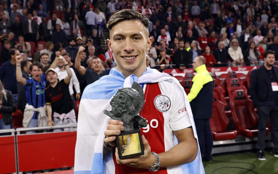 Ajax's Lisandro Martinez poses with the Rinus-Michels player of the year award after Ajax won the 36th Dutch Eredivisie title after the football match between Ajax Amsterdam and SC Heerenveen at the Johan Cruijff ArenA on May 11, 2022 in Amsterdam. - GETTY IMAGES