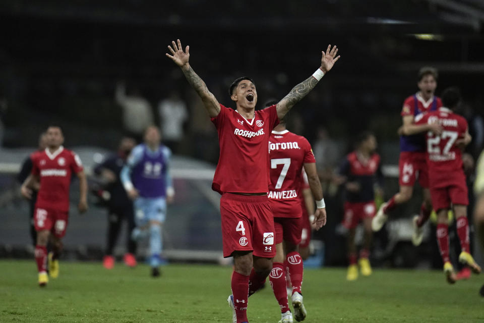 Valber Huerta del Toluca celebra tras alcanzar la final del torneo Apertura de México al eliminar al América en el estadio Azteca de la Ciudad de México, el sábado 22 de octubre de 2022. (AP Foto/Eduardo Verdugo)