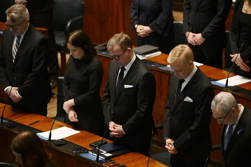 Legisladores finlandeses rinden homenaje a las víctimas del tiroteo ocurrido en la escuela Viertola en Vantaa, antes de la sesión del Parlamento, en Helsinki, Finlandia