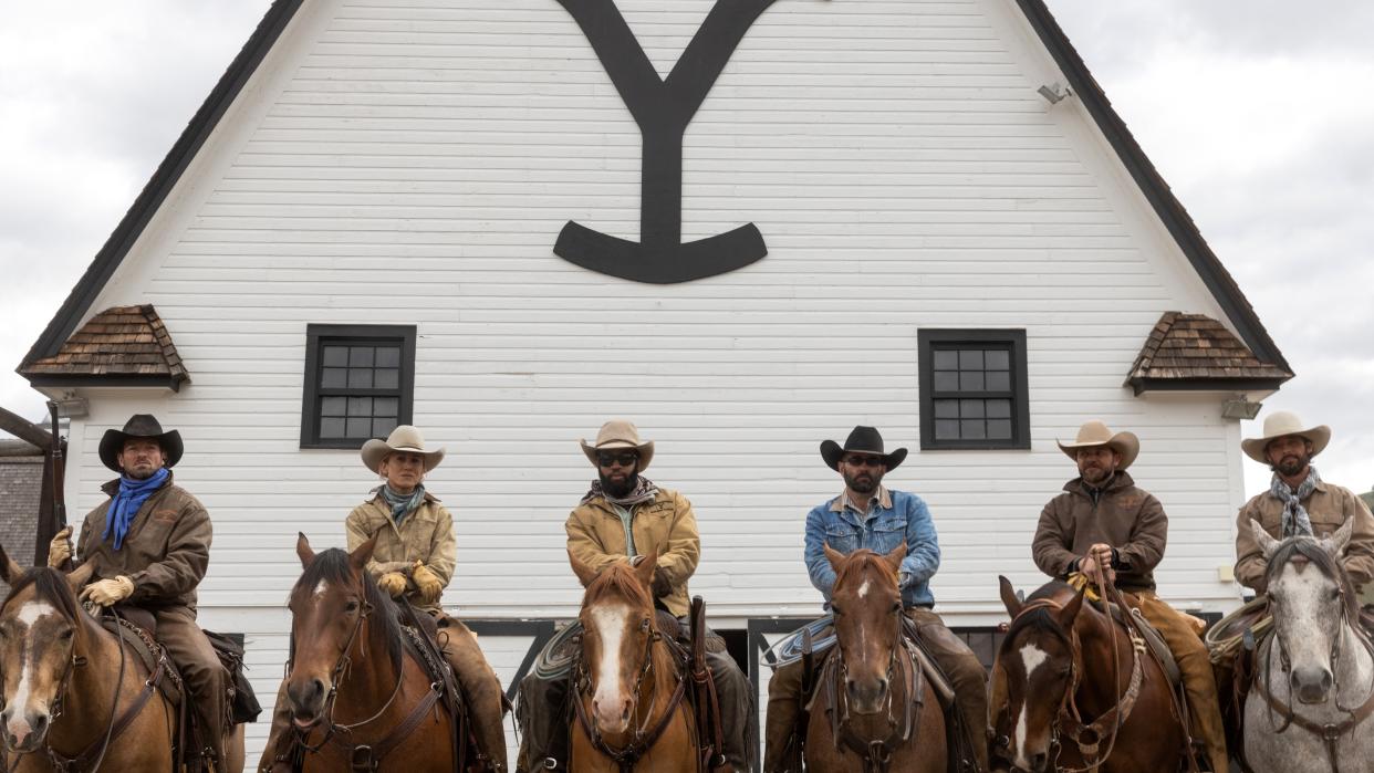  Ian Bohen, Jen Landon, Denim Richards, Jeam Ream and Ryan Bingham in Yellowstone. 