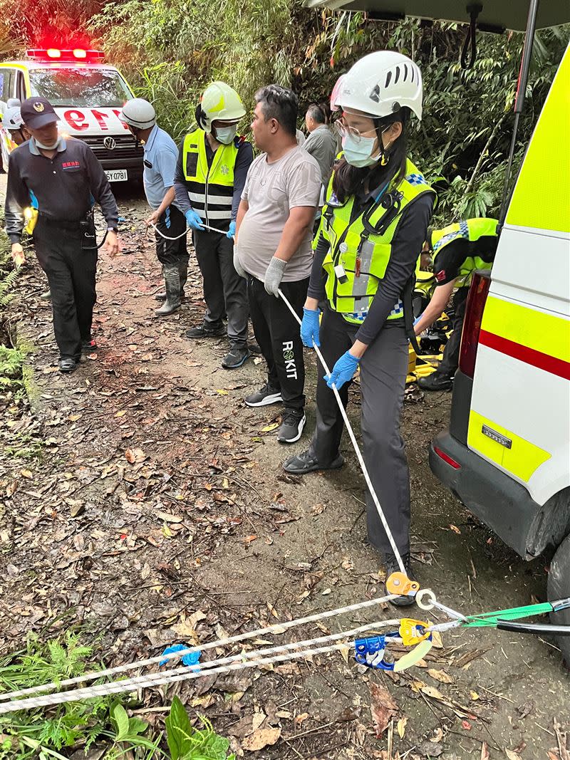 消防員協助脫困，將4人送醫治療。 （圖／翻攝畫面）