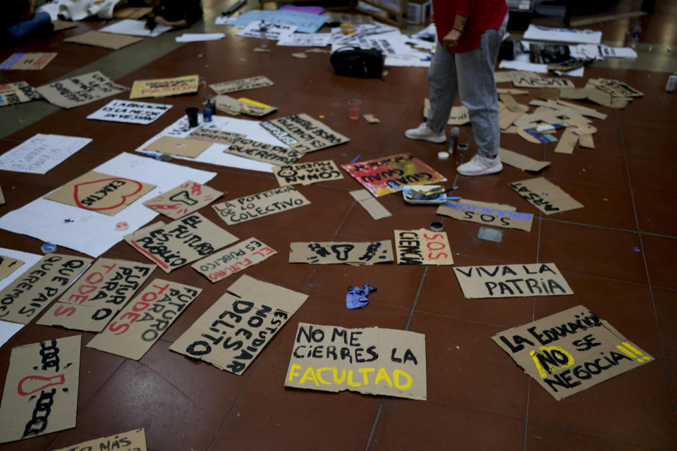 Carteles de protesta en la Universidad de Buenos Aires (UBA) antes del inicio de una marcha para exigir más fondos para las universidades públicas en Buenos Aires, Argentina, el martes 23 de abril de 2024. (AP Foto/Natacha Pisarenko)