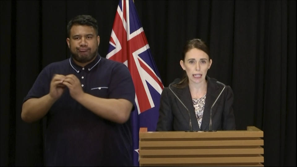 En esta imagen tomada de video, la primera ministra neozelandesa Jacinda Ardern, derecha, habla en una conferencia de prensa en Wellington, el jueves 21 de marzo de 2019. (TVNZ vía AP)