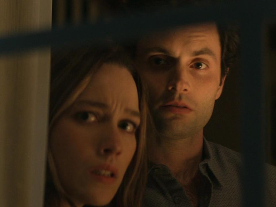 "You - Du wirst mich lieben": Joe und Love haben ihre Nachbarin Natalie im Auge. (Bild: Netflix)