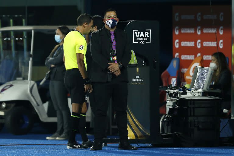 Facundo Tello revisando la jugada en el VAR