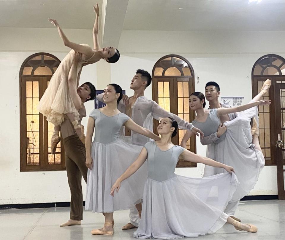 高雄城市芭蕾舞團創團屆滿30週年，推出經典再現創作芭蕾《風》，歡迎粉絲踴躍前往觀賞。（記者王正平攝）