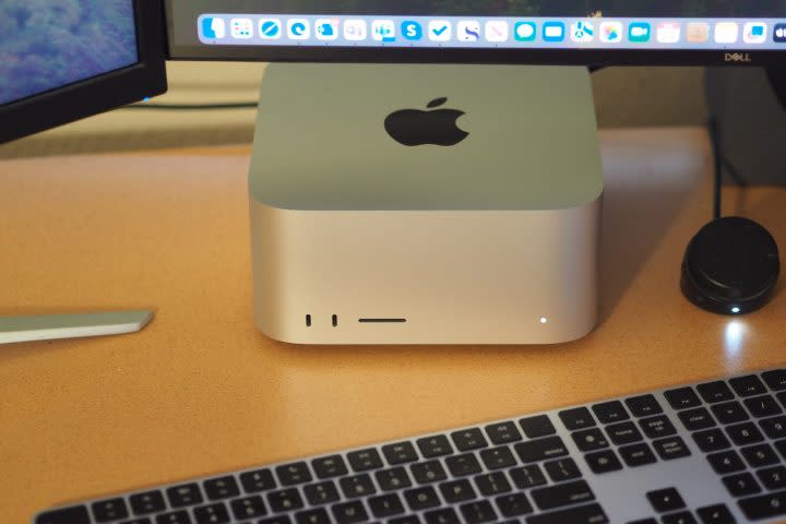 Widok z góry na dół Apple Mac Studio przedstawiający komputer PC i klawiaturę.