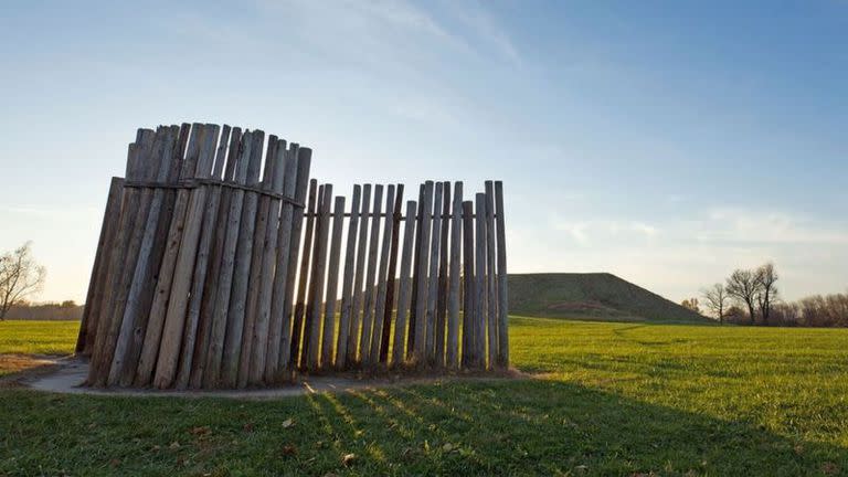 Con postes altos alineados y los rayos del sol medían las estaciones climáticas en Cahokia