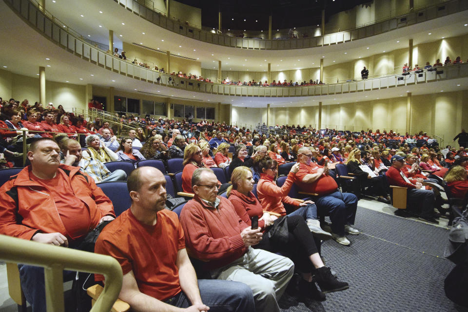 Los maestros de escuelas públicas de West Virginia exigen mejores salarios y seguros médicos. (Scott McCloskey /The Intelligencer via AP)