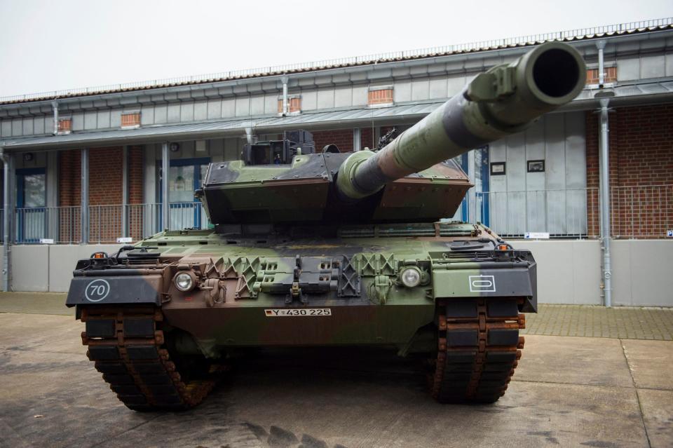 Die Bundeswehr bezeichnet den Kampfpanzer Leopard 2 auch als "Raubtier auf Ketten". - Copyright: picture alliance / ASSOCIATED PRESS | Gregor Fischer