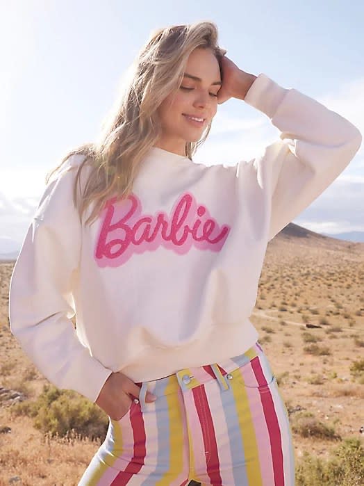 model wearing white and pink pullover