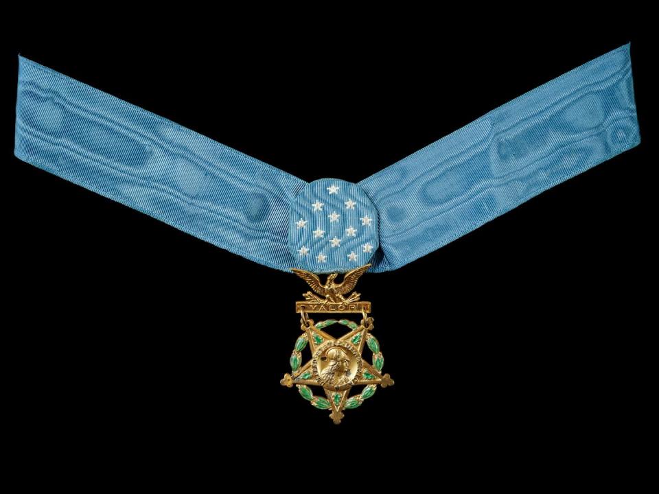 A blue ribbon, with a gold star suspended from a blue clasp bearing 13 white stars.
