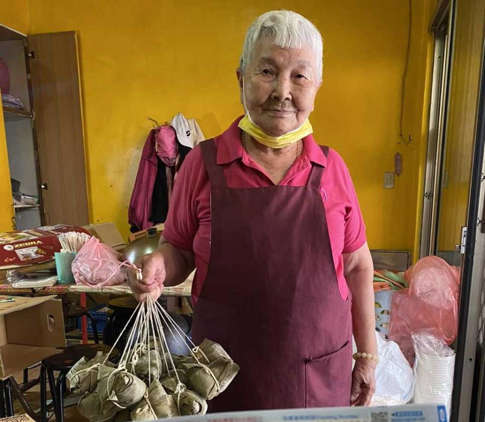 高齡84歲的春美阿婆表示，自己實在是年紀大，沒有體力繼續做下去，不少東海、逢甲校友得知後立刻千里迢迢來光顧、與阿婆合照。(圖／臉書阿婆的家)