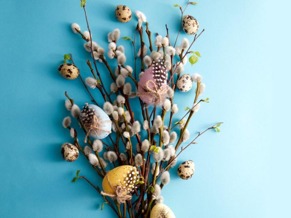 Palmkätzchen und bunte Eier gehören zum perfekten Osterstrauß dazu. (Bild: Natalia Maliseva/Shutterstock.com)