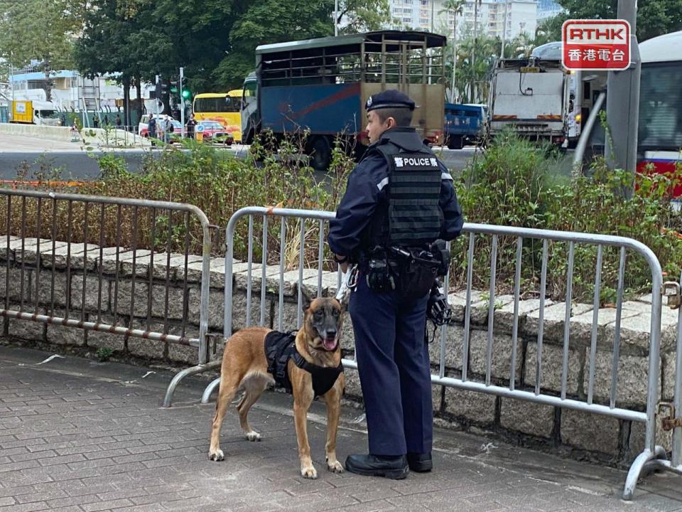 現場有警員在法院外巡邏，亦有警犬協助。（陳佳鑫攝）