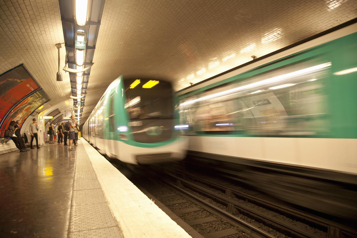 Des associations dénoncent l’omniprésence de publicité pour alcools dans le métro.