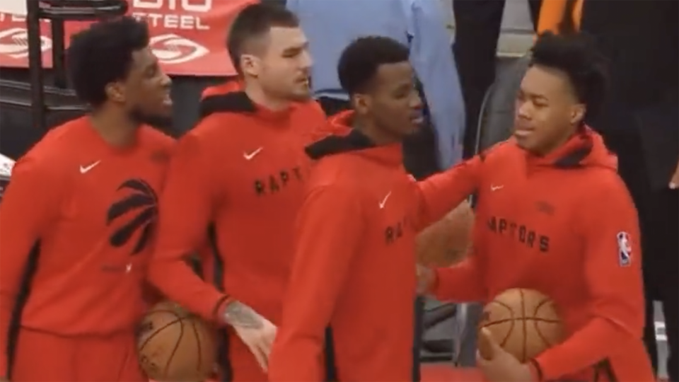 Los aleros de los Raptors, Scotty Barnes, a la derecha, y Thaddeus Young, a la izquierda, intercambiaron algunas palabras tensas durante el partido del domingo.