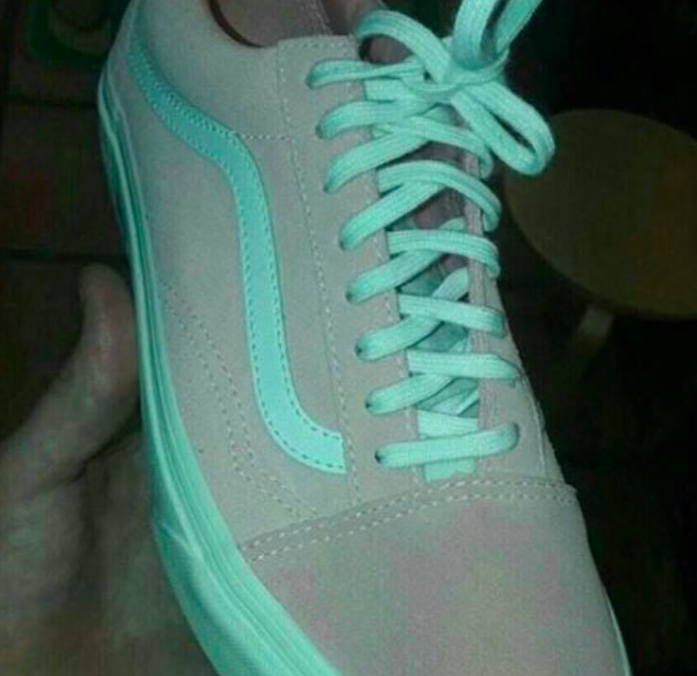 Do you see pink and white or blue and green? [Photo: Facebook]