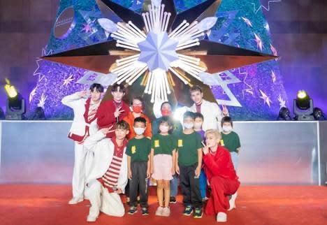 微風慈善基金會「Shine Like Star璀璨聖誕」為主題舉辦耶誕點燈活動，邀請原子少年-土星擔任圓夢大使。（微風慈善基金會提供）