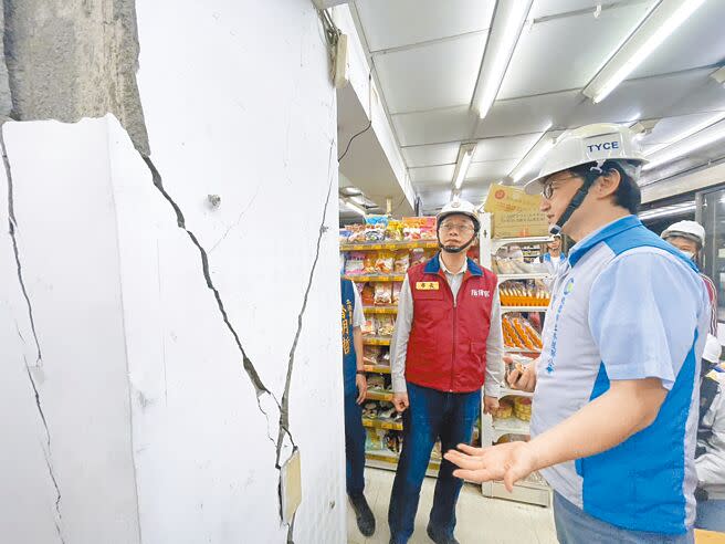 桃園中壢區公爵大樓受0403花蓮大地震影響建物結構損壞，6日經鑑定為危樓張貼紅色危險標誌停止使用，市府緊急安置16戶，市長張善政（左）7日晚間前往視察。（呂筱蟬攝）