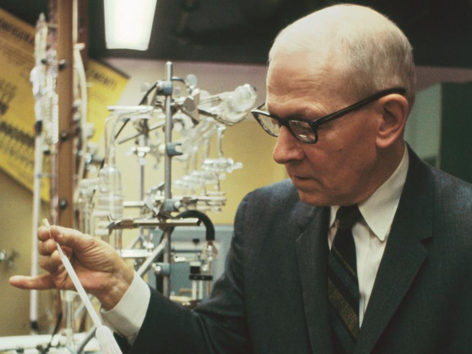 Nobel Prize Robert S. Mulliken holds a pipette in laboratory in 1966.