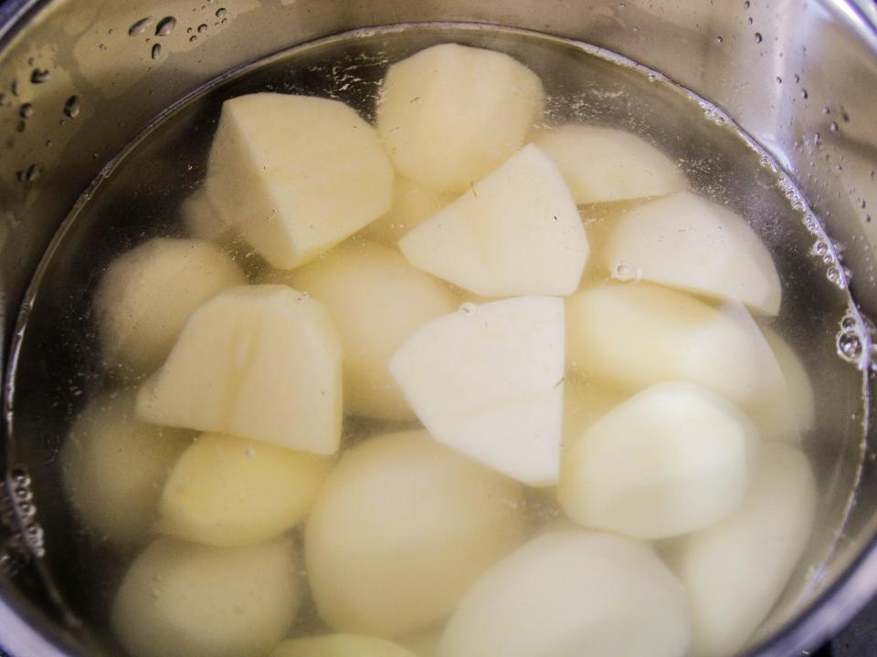 Durch das Parboiling von Kartoffeln wird die Schale mit mehr Feuchtigkeit versorgt, so dass sie nach dem Braten knuspriger wird. - Copyright: Kinga Krzeminska/Getty Images