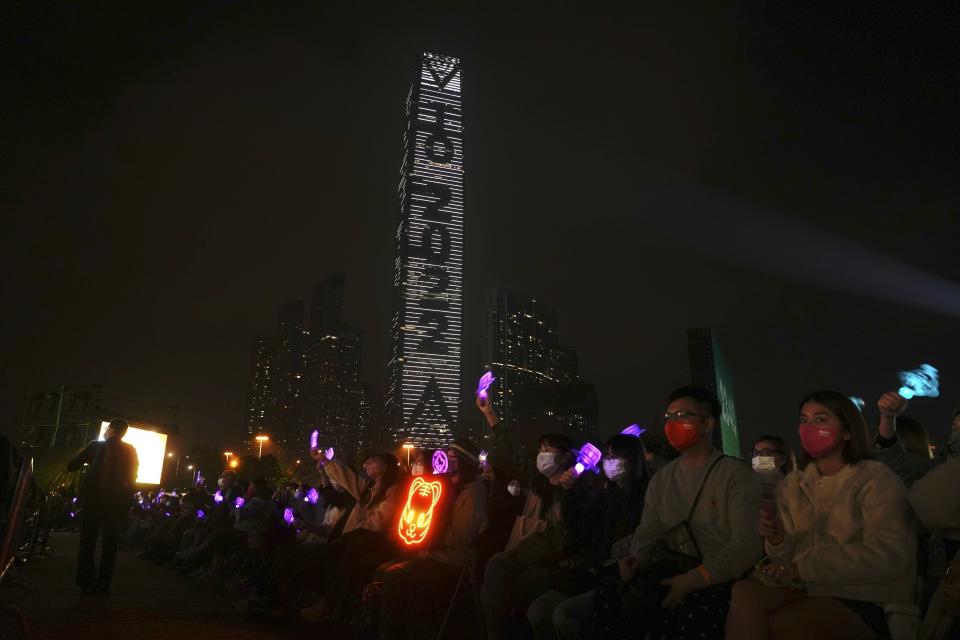 Personas festejan durante un concierto de Año Nuevo en Hong Kong el sábado 1 de enero de 2022. (AP Foto/Vincent Yu)