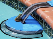 Oltre al benessere dei bagnanti, è bene pensare anche a quello degli animaletti intrappolati in piscina. Per aiutarli a uscire facilmente dalla vasca, la rampa Animal Saving di Swimline è un accessorio lodevole. Prezzo: 33,95 euro su amazon.com (Instagram)