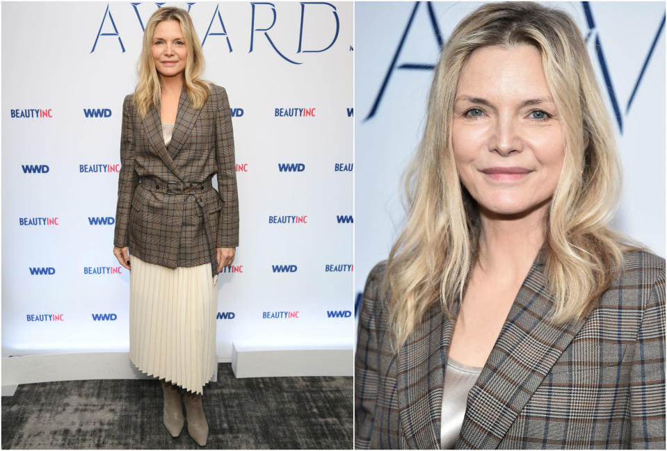 Tanto el color de pelo como el maquillaje que lució Michelle Pfeiffer en los WWD Beauty Inc Awards 2019 le echaban años encima. El estilismo, por si fuera poco, tampoco le ayudó. (Foto: Dimitrios Kambouris / Steven Ferdman / Getty Images)