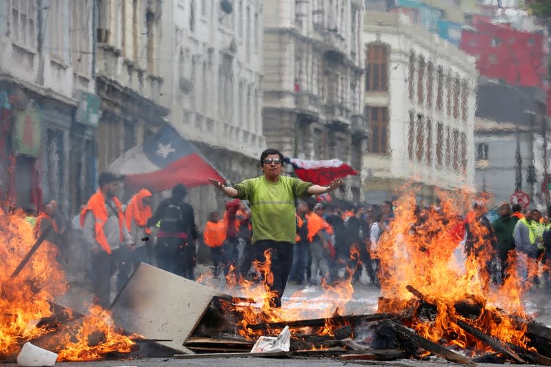 Un hombre de pie entre las barricadas en protesta contra el Gobierno en la costera ciudad de Valparaíso.