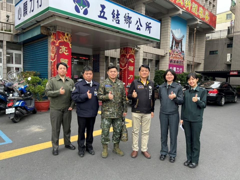 《圖說》宜蘭縣軍人服務站長<a class="link " href="https://tw.news.yahoo.com/tag/尹華忠" data-i13n="sec:content-canvas;subsec:anchor_text;elm:context_link" data-ylk="slk:尹華忠;sec:content-canvas;subsec:anchor_text;elm:context_link;itc:0">尹華忠</a>出席五結鄉公所「與徵屬有約-新兵入營座談會」與各單位招募官合影。〈宜蘭軍服站提供〉