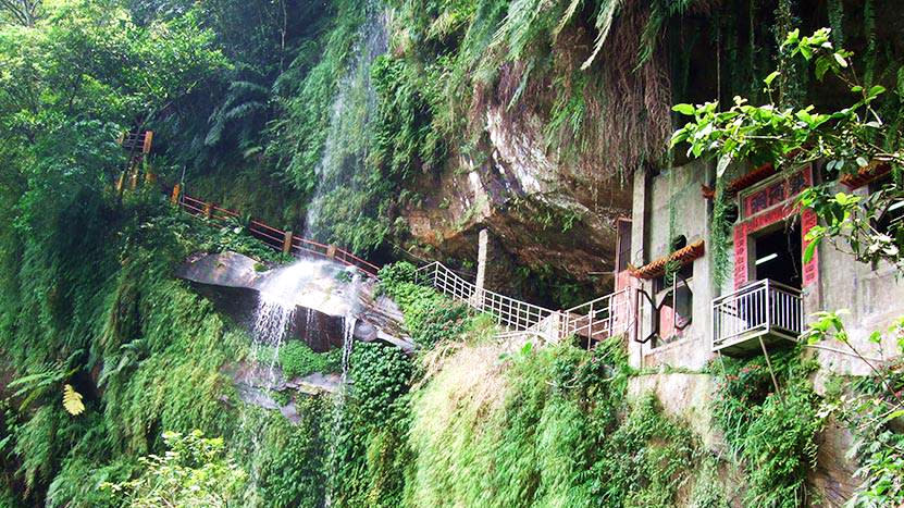 岩石、垂瀑、綠樹，古意盎然，像是山中隱士居所。圖：新北市觀光旅遊網／翻攝