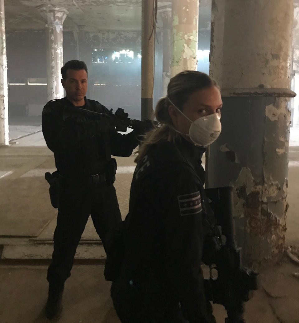 <p>When danger’s near, get your long gun and protective mask! Pollen in Chicago can be brutal! #dundun #longguns #allergies #ChicagoPD — @MarinaSqu (Photo: Instagram) </p>