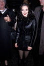 <p>"Winona Ryder convirtió el color negro en uno de sus uniformes tonales", recuerda Vogue. Para el estreno de 'Noche en la Tierra' (1991) apostó por su tono favorito en forma de blazer de cuero, una prenda que ha vuelto con fuerza. "La alternativa más sofisticada a la clásica perfecto es la americana de piel", dice la revista. (Foto: Ron Galella Ltd / Getty Images)</p> 