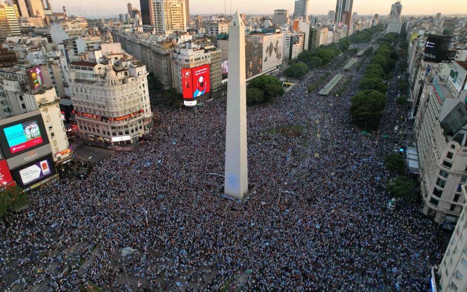 Hinchas de Argentina celebran la victoria de su selección en el Obelisco - AFP/Luis Robayo