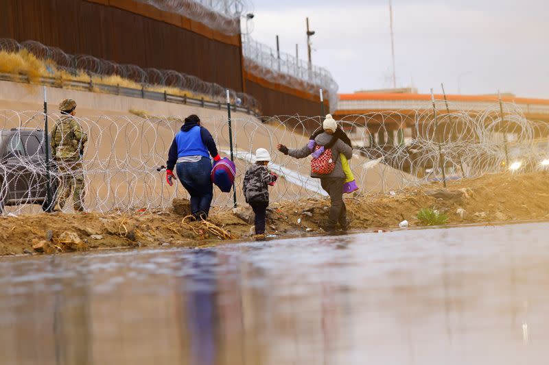 FOTO DE ARCHIVO. Migrantes solicitantes de asilo en la frontera entre México y Estados Unidos, en Ciudad Juárez