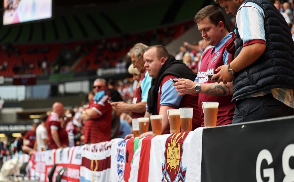 West Ham fans on the pints - Robbie Jay Barratt - AMA/Getty Images