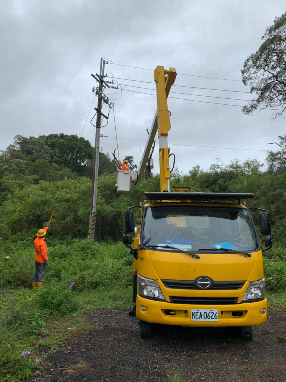 颱風米克拉今天直撲金門，造成金門地區停電590戶，台電金門區營業處出動工程車全力搶修，上午10時已全數恢復供電。（台電金門區營業處提供）