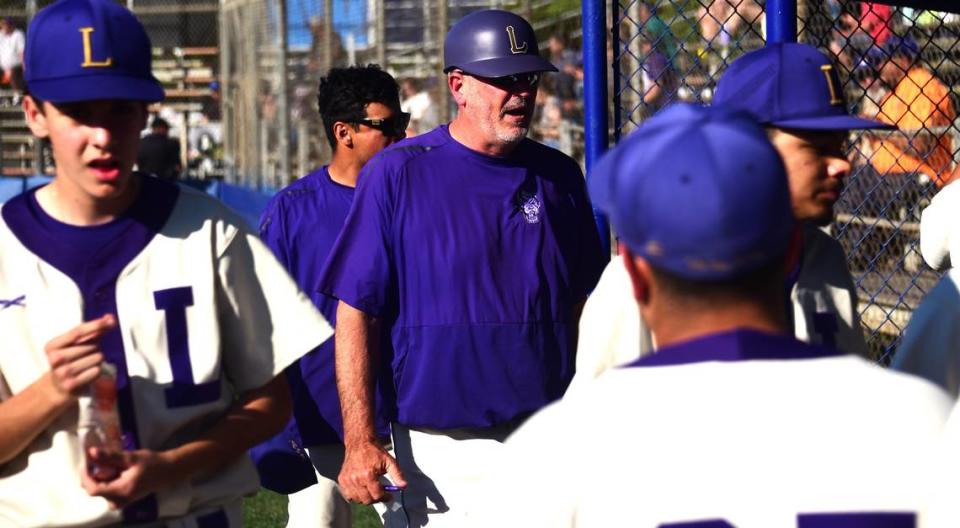 El entrenador de beisbol de Livingston High, Matt Winton, ha entrenado a su alma mater durante 31 años. También pasó 16 años ayudando a entrenar football y 15 años como entrenador de golf femenino de los Wolves. Shawn Jansen/Sjansen@mercedsun-star.com