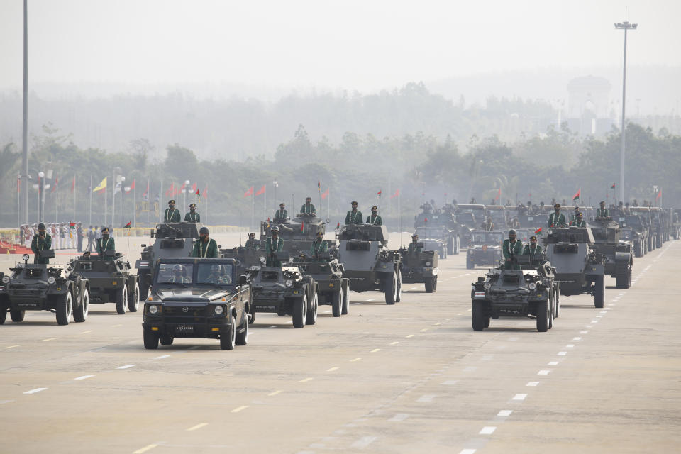 Personal militar participa en un desfile durante el Día de las Fuerzas Armadas, en Naipyidó, Myanmar, el sábado 27 de marzo de 2021. (AP Foto)