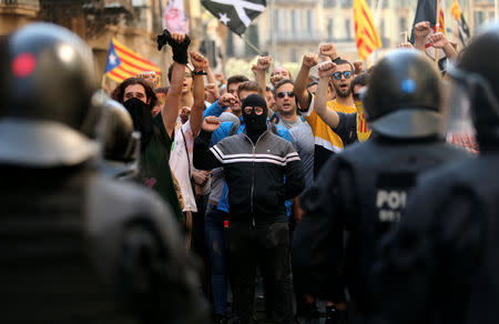 Catalan separatist protesters stand in front of Mossos d'Esquadra police officers during a protest against a demonstration in support of the Spanish police units who took part in the operation to prevent the independence referendum in Catalonia on October 1, 2017, in Barcelona, Spain, September 29, 2018. REUTERS/Jon Nazca