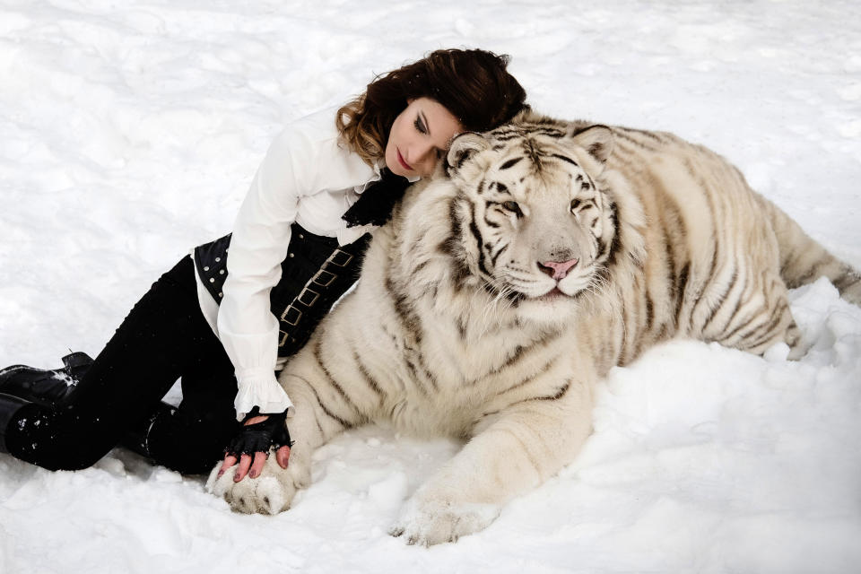 <p>The enchanting snaps show the models cuddling up to the deadly animals. (Photo: Olga Barantseva/Caters News) </p>