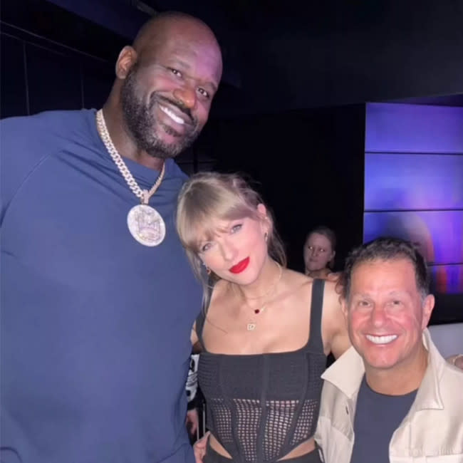 Taylor Swift posando con Shaquille O'Neal y Jamie Salter en la Super Bowl credit:Bang Showbiz