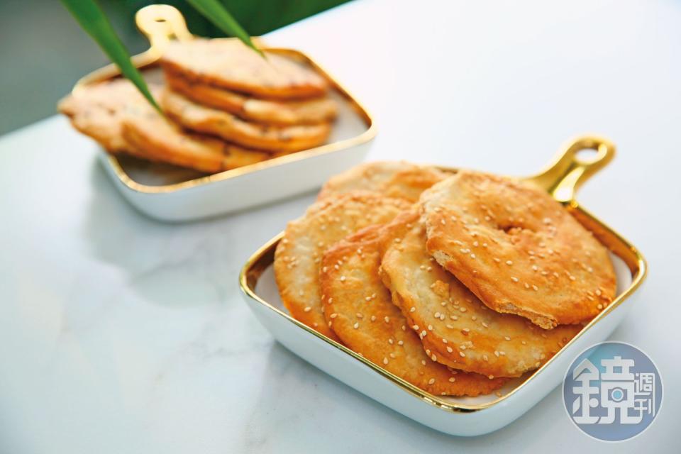 三合餅鋪的燒餅口感酥鬆，蔥香濃厚，已在宜蘭熱賣61年。（蔥燒餅小燒包，55元／5入）